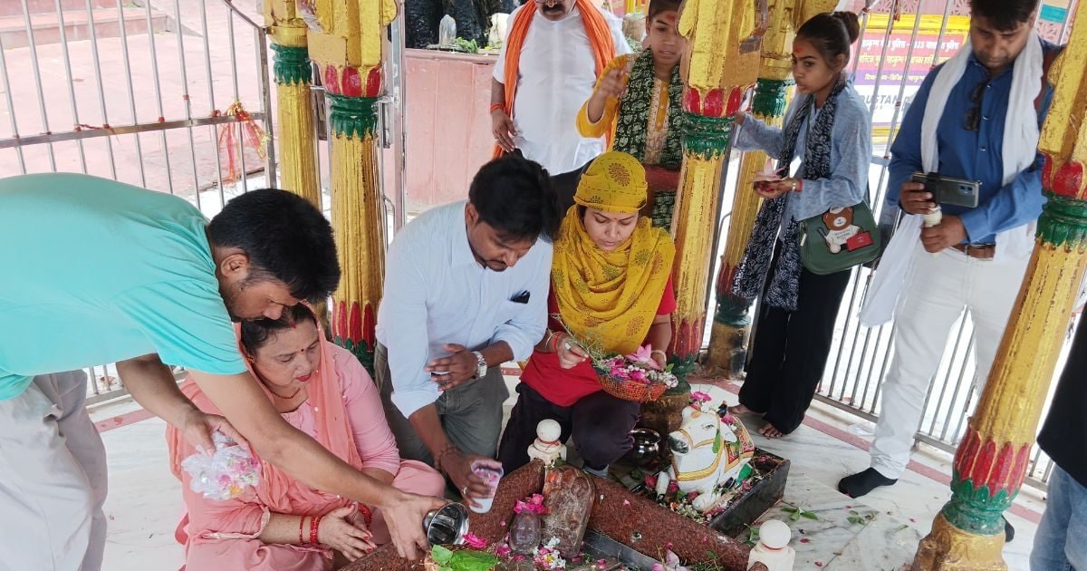 हाफ पैंट, मिनी स्कर्ट और स्लीवलेस पहनने पर नहीं मिलेगी एंट्री, प्रयागराज के इस फेमस मंदिर में लागू हुआ ड्रेस कोड, जानें वजह