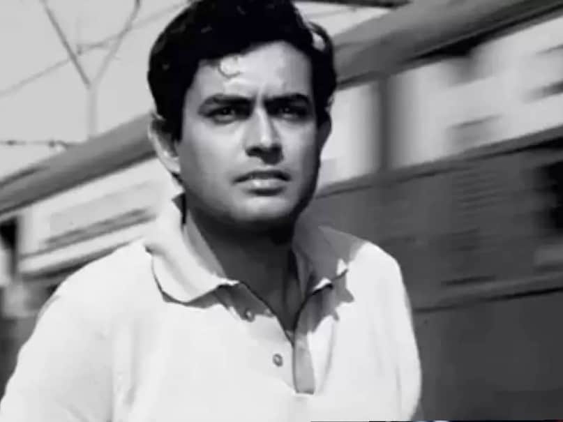 সঞ্জীব কুমারের জন্ম জন্ম সালের ৯ ৯াই, গুজরাতের সুরাতে. সঞ্জীব কুমারের আসল নাম হরিহর হরিহরালা. ছোট বয়স থেকেই তিনি স্বপ্ন স্বপ্ন সিনেমা করবেন. কিন্তু স্বপ্নপূরণে ব বাধা হয়ে দাঁড়ালেন মা. মাত্র ১৬ ১৬ বয়সে বিয়ে ঠিক ঠিক হয়েছিল সঞ্জীবারের. বাগদানও হয়ে যায়, কিন্তু শেষ পর্যন্ত বিয়েটা আর হয়নি. কোনও কোনও ক কারণে সেই সেই ভেঙে যায় এবং এবং তারপর সঞ্জীব কুমার পুরোপুরি তাঁর কেরিয়ারে মন দেন. Image: News18