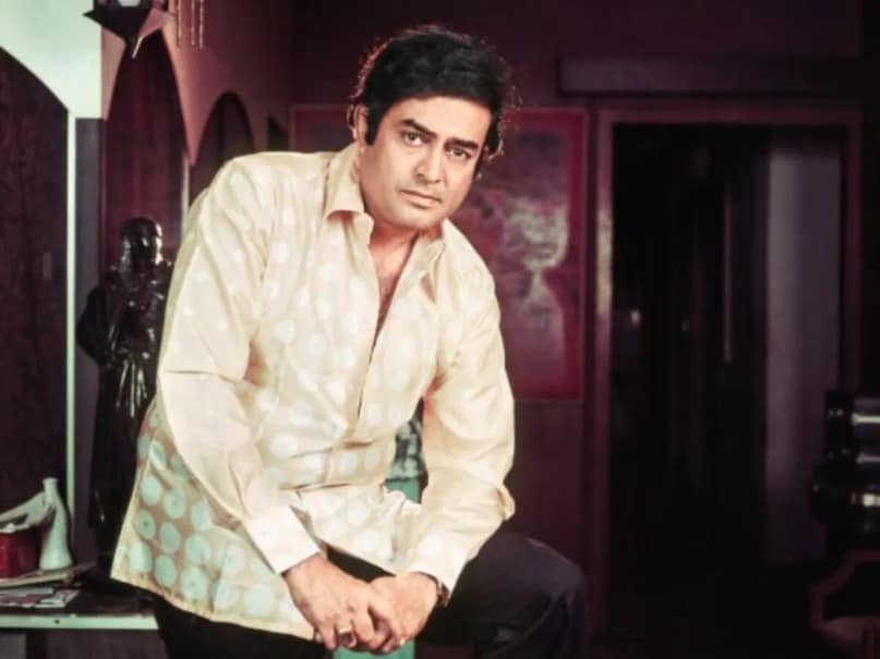 সঞ্জীব কুমারের ব্যক্তিগত জীবনও চর্চিত. তিনি বলি বলি ড্রিমগার্ল হেমা মালিনীর প্রেমে পড়েছিলেন. তিনি তাঁকে প্রস্তাবও দিয়েছিলেন, কিন্তু এই প্রেমের গল্প আর এগোতোরেনি. হেমা সঞ্জীবসঞ্জীব কুমারকে 'না' বলে দেন. বড় ধাক্কা খান সঞ্জীব সঞ্জীবা. তিনি সারাজীবন আর আর কোনও কোনও মহিলাকে ভালবাসতে পারেননি. তিনি সারা জীবন অবিবাহিতই থেকে থেকোন. Image: News18