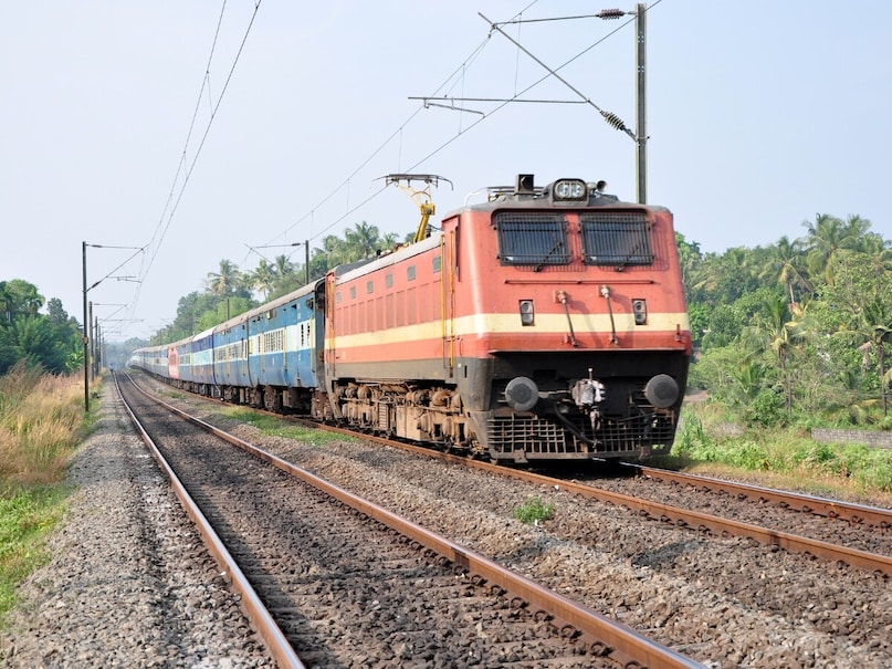 Dirtiest Train Of India: लंबी यात्रा के लिए भारतीय ट्रेनें बेहद महत्वपूर्ण मानी जाती हैं. ये हम भारतीयों की यात्रा को न सिर्फ सुगम बनाती हैं, बल्कि कम समय में एक जगह से दूसरी जगह भी पहुंचाती हैं. लेकिन भारतीय रेलवे की ट्रेनों और स्टेशन परिसर की साफ़-सफ़ाई अक्सर चर्चा में रहती है. रेलवे में कुछ ऐसी ट्रेनें भी हैं जिनमें सफ़र करने के बाद आप बीमार पड़ सकते हैं. यात्री उन ट्रेनों में बदबू और गंदगी की शिकायत करते रहते हैं.