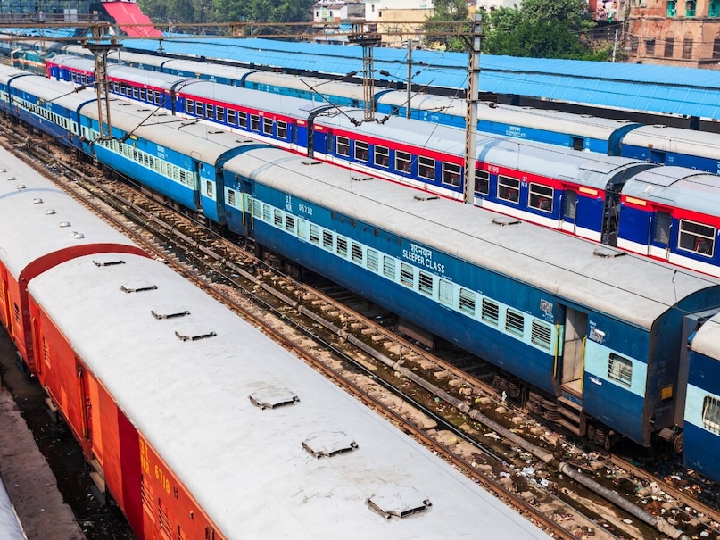 सीमांचल एक्सप्रेस- यह ट्रेन दिल्ली के आनंद विहार से बिहार के जोगबानी तक चलती है. इस ट्रेन के यात्रियों की सबसे ज़्यादा शिकायतें रेलवे के पास आती हैं. लेकिन शायद आज तक रेलवे प्रशासन ने इस पर कोई ध्यान नहीं दिया.