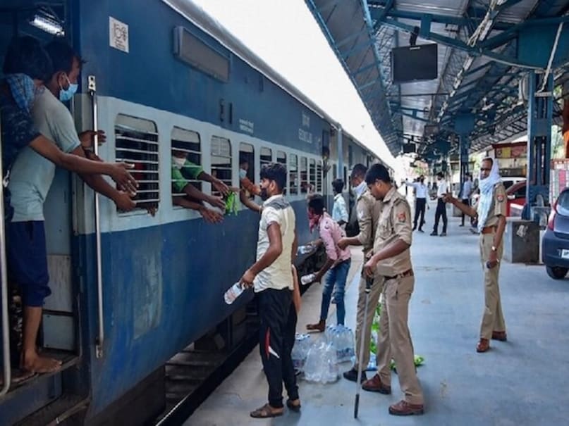 माता वैष्णो देवी-बांद्रा स्वराज एक्सप्रेस- यह ट्रेन भी गंदी ट्रेनों की सूची में शामिल है, क्योंकि इस ट्रेन में सफाई को लेकर कई लोगों ने शिकायत की है. 2023 में रेलवे को इस ट्रेन के बारे में 61 शिकायतें मिलीं. इसलिए अगर आप इस ट्रेन का टिकट बुक करते हैं, तो सावधान हो जाइए.