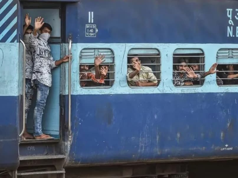 फिरोजपुर-अगरतला त्रिपुरा सुंदरी एक्सप्रेस- इस ट्रेन में यात्रा करते समय गंदगी आपको असहज कर सकती है. यात्रियों की शिकायत है कि इन ट्रेनों की सीटों का भी रखरखाव ठीक से नहीं किया जाता.