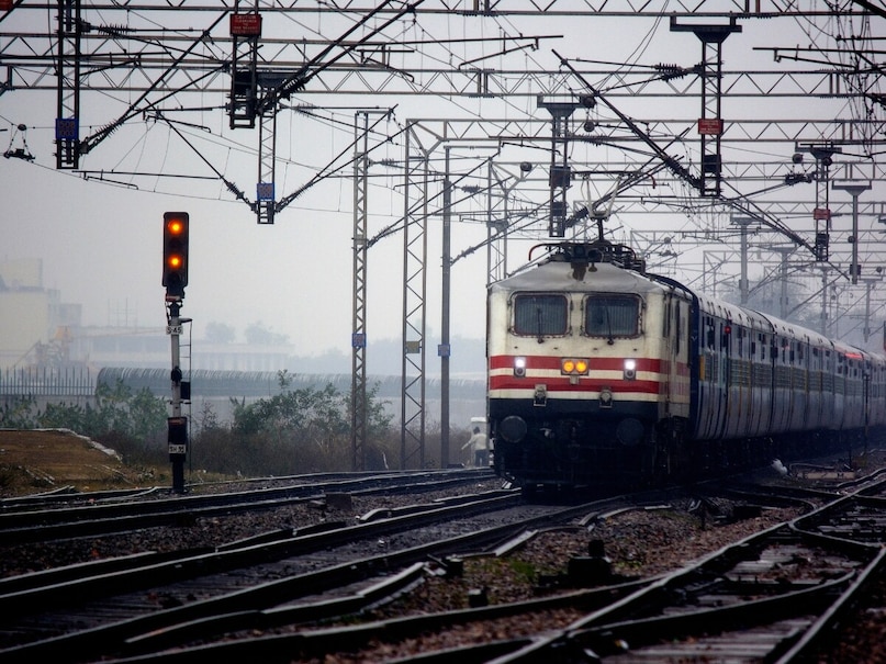 अजमेर-जम्मू और तिहाड़ पूजा एक्सप्रेस- यात्रियों को इस ट्रेन में बुकिंग करने से पहले दो बार सोचना चाहिए. सफ़ाई के मामले में इस ट्रेन की छवि बहुत खराब है.