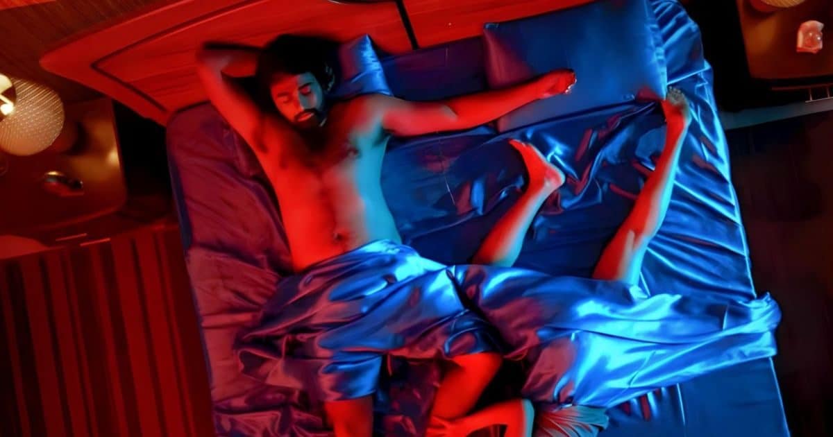 OTT: 1 लड़की का 2 लड़कों से अफेयर, पूरी फिल्म में है बोल्ड सीन्स की भरमार, फैमिली के साथ देखने की न करें गलती