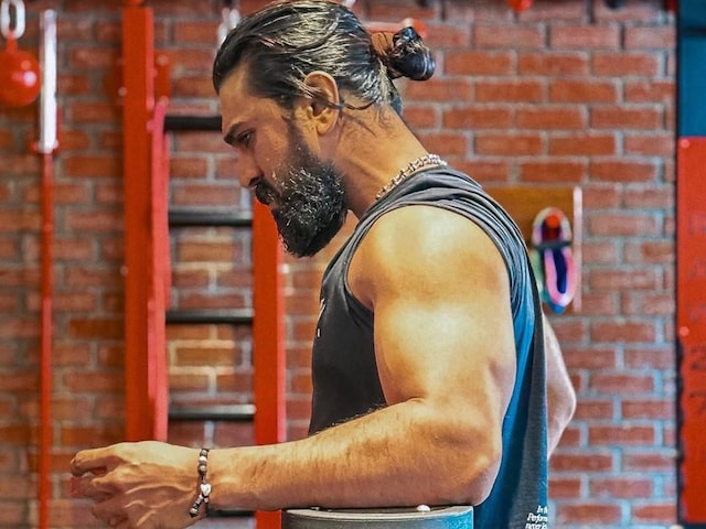 Peddi के लिए जिम में खूब पसीना बहा रहे राम चरण, फ्लॉन्ट किए टोन्ड बाइसेप्स, फोटो ने इंटरनेट पर मचा दिया हंगामा Peddi के लिए जिम में खूब पसीना बहा रहे राम चरण, फ्लॉन्ट किए टोन्ड बाइसेप्स, फोटो ने इंटरनेट पर मचा दिया हंगामा