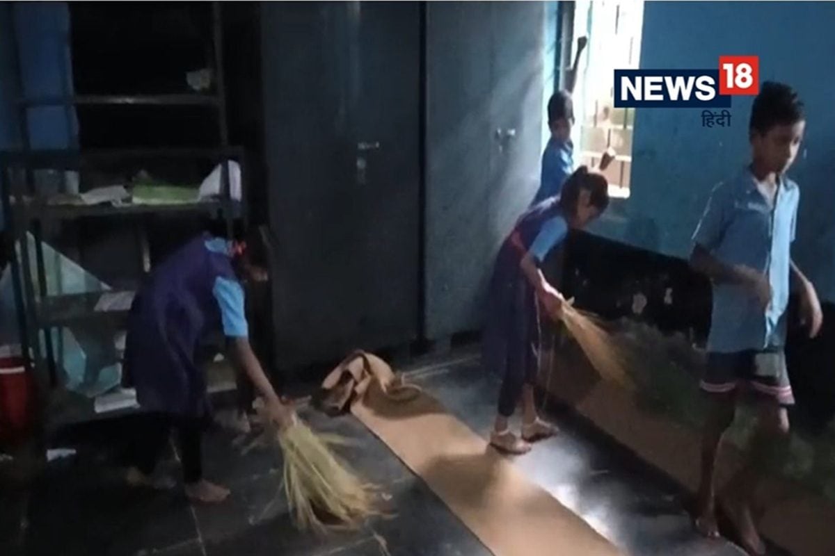 सफाईकर्मी हड़ताल पर, स्कूल में झाड़ू लगाने को मजबूर हुए बच्चे