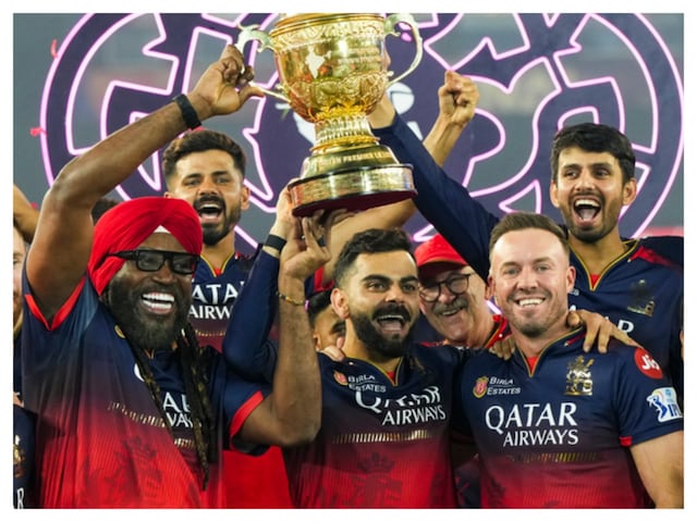 आरसीबी की मुश्किल बढ़ी, फ्रेंचाइजी बेचने पर लग सकती है रोक, बेंगलुरु भगदड़ मामले में देना होगा लिखित जवाब आरसीबी की मुश्किल बढ़ी, फ्रेंचाइजी बेचने पर लग सकती है रोक, बेंगलुरु भगदड़ मामले में देना होगा लिखित जवाब