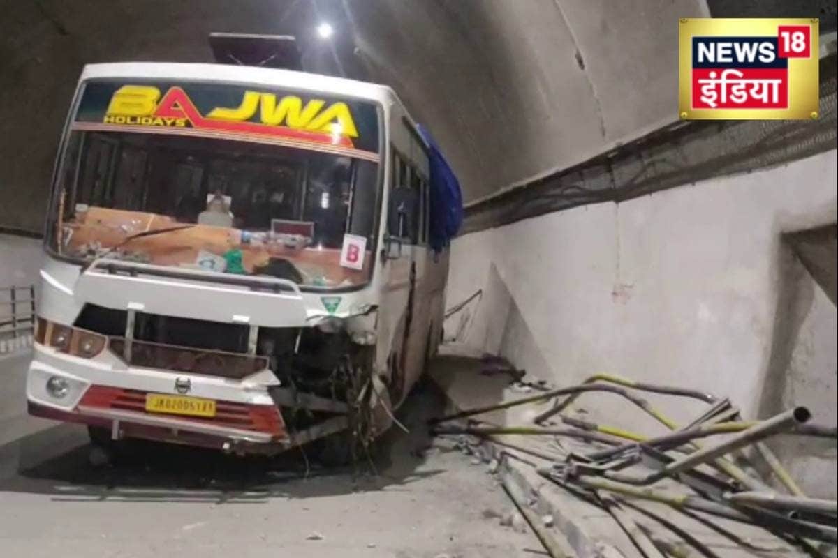 VIDEO: अमरनाथ यात्रियों की बस रामबन के केला मोड़ टनल में लोहे की रेलिंग से टकराई दो घायल