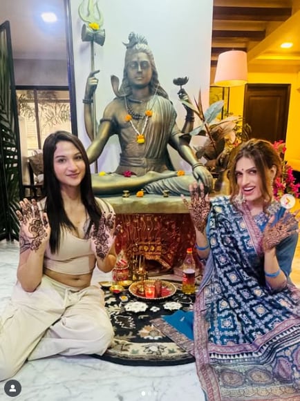 Anaya Bangar, Anaya Bangar Mehandi, Anaya Bangar flaunts Mehandi, Who Is Anaya Bangar, Anaya Bangar savaan mehandi, Anaya Bangar trans gender, Anaya Bangar turns boy to girl, Aryan to Anaya banger, अनाया बांगर, अनाया बांगर मेहंदी, अनाया बांगर मेहंदी डिजाइन 