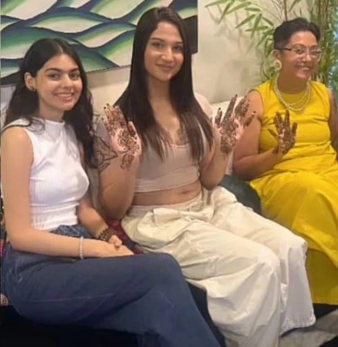 Anaya Bangar, Anaya Bangar Mehandi, Anaya Bangar flaunts Mehandi, Who Is Anaya Bangar, Anaya Bangar savaan mehandi, Anaya Bangar trans gender, Anaya Bangar turns boy to girl, Aryan to Anaya banger, अनाया बांगर, अनाया बांगर मेहंदी, अनाया बांगर मेहंदी डिजाइन 