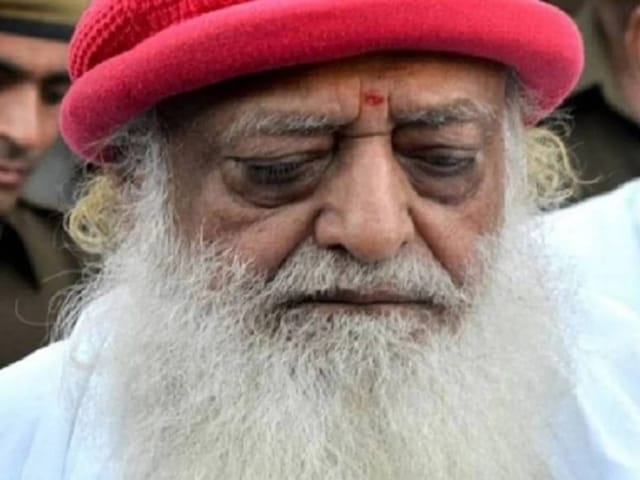 आसाराम जेल से बाहर कहां रहता है, जानें किस बीमारी का करवा रहा है इलाज?