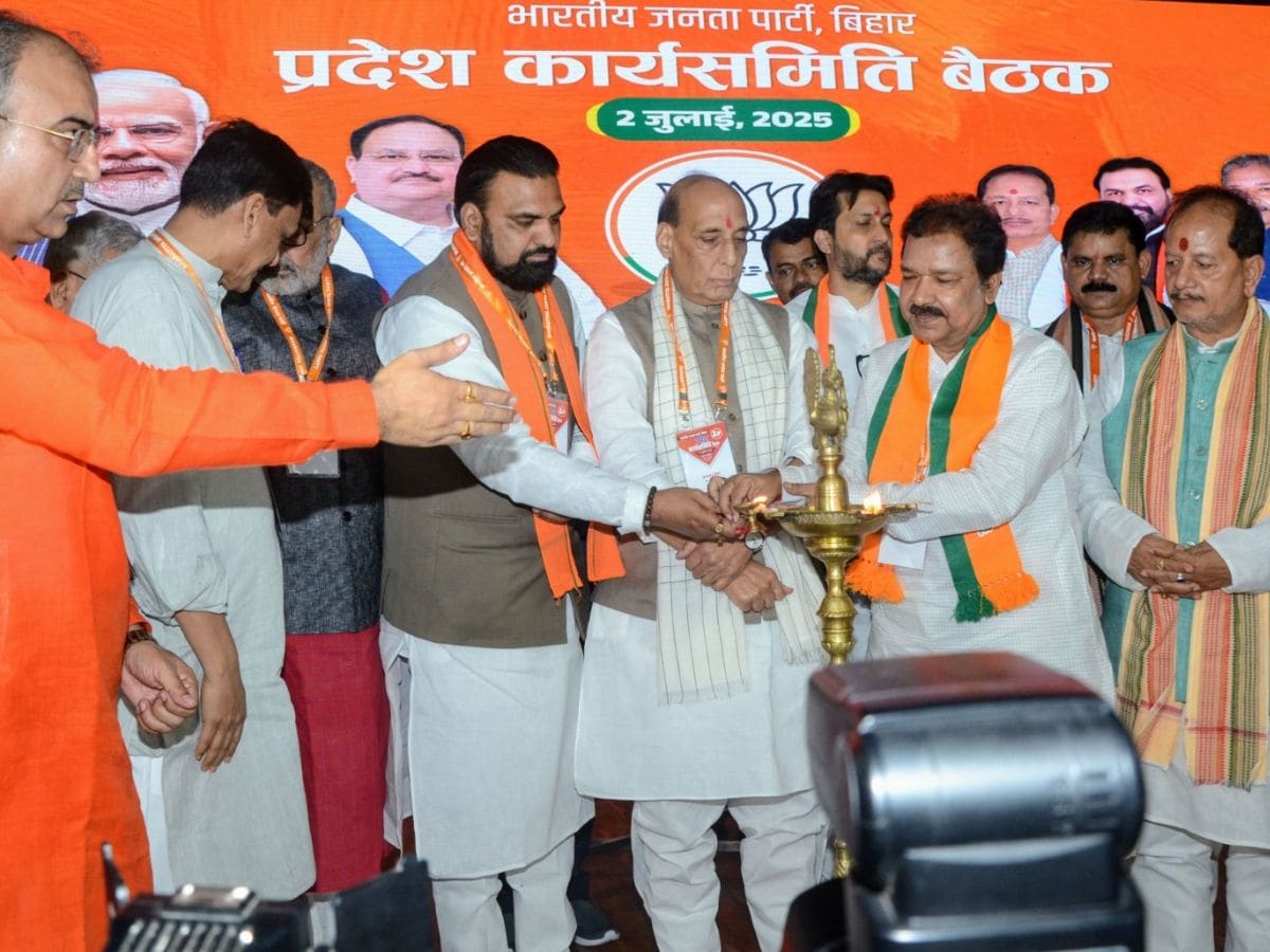 Samrat Chaudhary-Vijay Sinha: बिहार में बीजेपी के 2 डिप्टी सीएम, राजनाथ  सिंह के साथ तस्वीर में एक का बढ़ गया कद