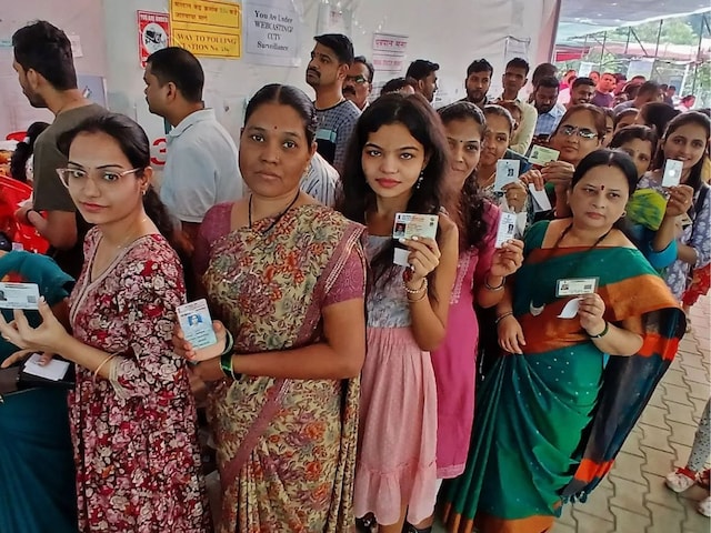 इतना हंगामा क्यों? बिहार SIR पर चुनाव आयोग ने 3 सवालों से दिया जवाब इतना हंगामा क्यों? बिहार SIR पर चुनाव आयोग ने 3 सवालों से दिया जवाब