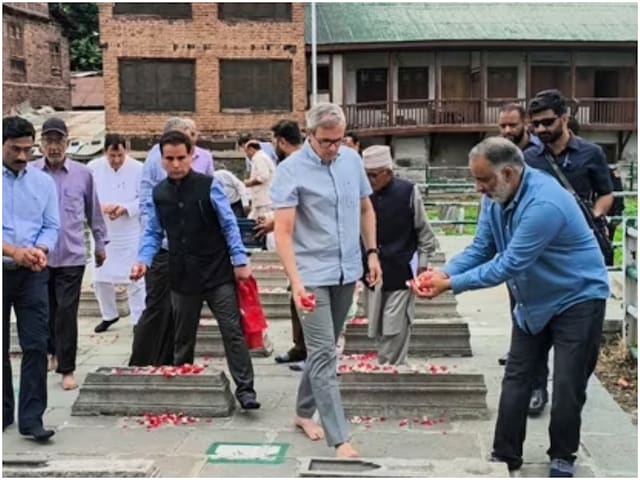 शहीदों की कब्र पर जाने में गलत क्या? CM अब्दुल्ला के फातिहा मामले में राजनीति