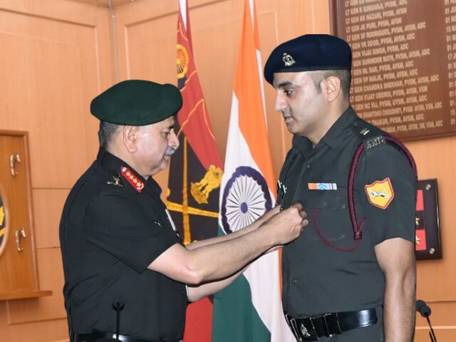 पिता एयरफोर्स से रिटायर्ड, बेटे ने किया ऐसा काम, Army Chief ने की तारीफ  