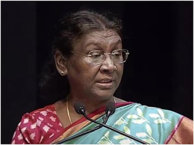छात्रा की हालत देख फट पड़ा राष्ट्रपति द्रौपदी मुर्मू का कलेजा छात्रा की हालत देख फट पड़ा राष्ट्रपति द्रौपदी मुर्मू का कलेजा