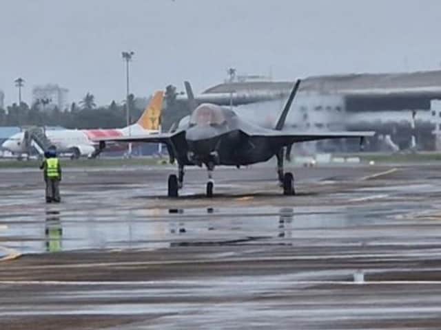 37 दिन बाद F-35B की घर वापसी, त्रिवेंद्रम एयरपोर्ट से भरी उड़ान 37 दिन बाद F-35B की घर वापसी, त्रिवेंद्रम एयरपोर्ट से भरी उड़ान