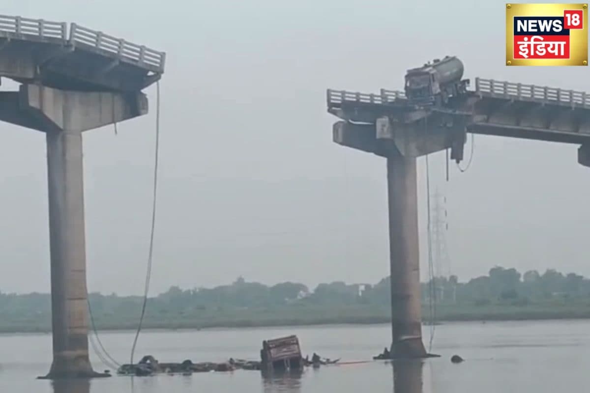 गुजरात में बड़ा हादसा दो टुकड़े हो गया ब्रिज नदी में गिरे ट्रक-Video