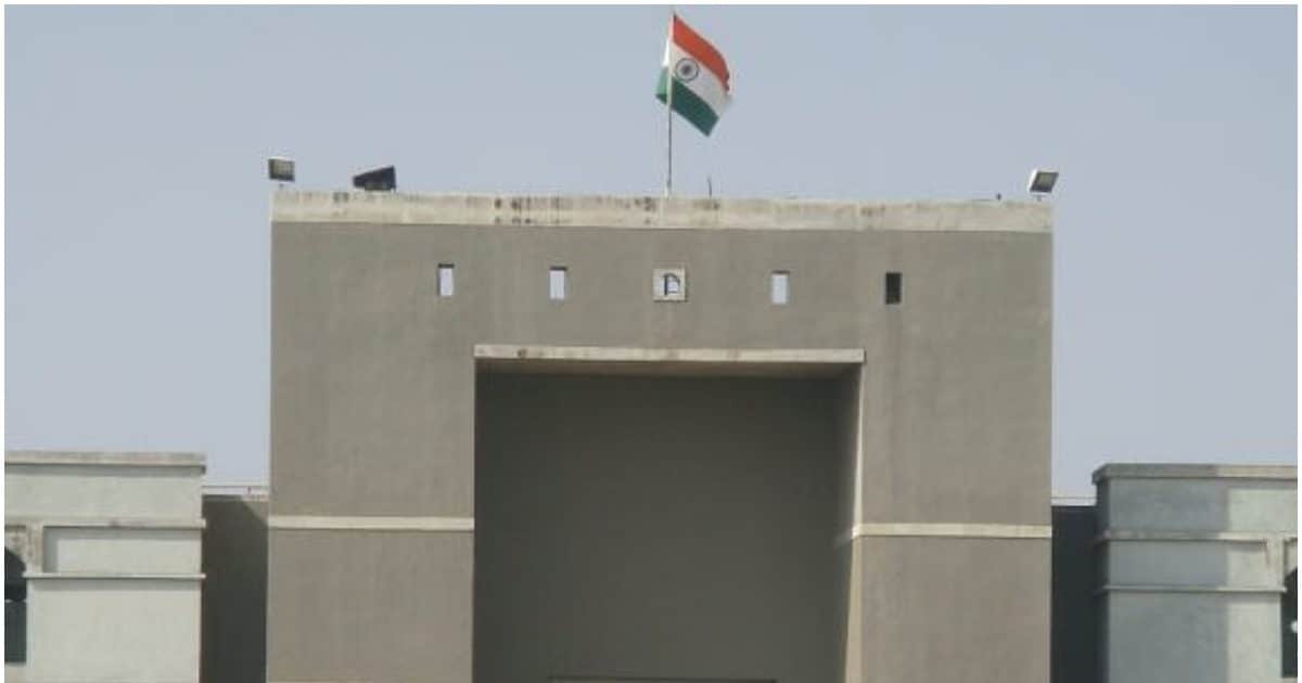 टॉयलट की सीट पर बैठ सुनवाई में लिया था हिस्सा, अब हाईकोर्ट ने लिया एक्शन