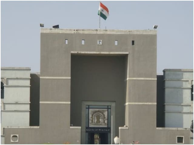 टॉयलट की सीट पर बैठ सुनवाई में लिया था हिस्सा, अब हाईकोर्ट ने लिया एक्शन टॉयलट की सीट पर बैठ सुनवाई में लिया था हिस्सा, अब हाईकोर्ट ने लिया एक्शन