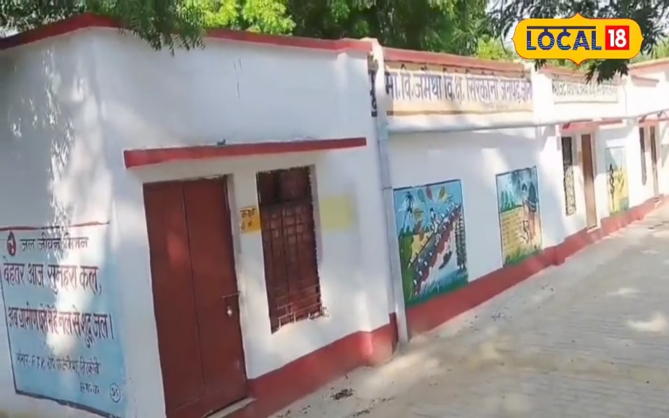 UP News: माता-पिता ने मजदूरी कर बच्चों को बना दिया अफसर, इस गांव के 70 फीसदी घरों से हैं अधिकारी-डॉक्टर