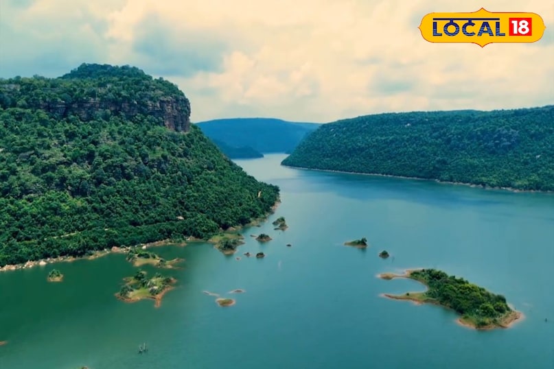 The water of the dam is so clean and stable that the reflection of the front hills is clearly visible. This scene has become the choice of every nature photographer.