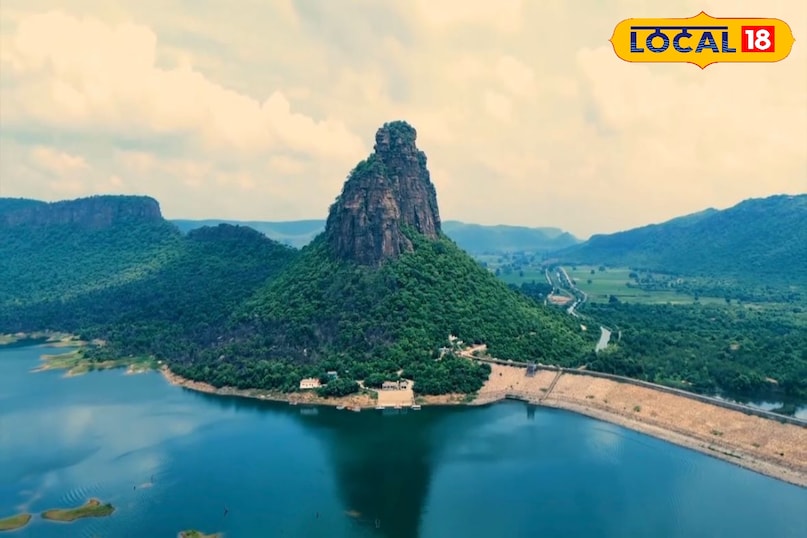 This place is for those who want peace away from the movement of the city. Sitting on the banks of the lake, the slow rustle of the wind and water relaxes the soul.