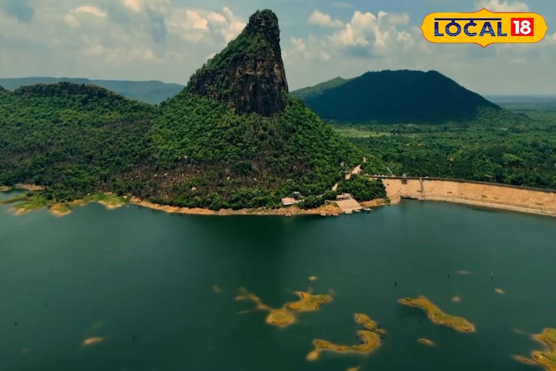 Karamchat dam is not only beauty, but the folk life and simplicity of the surrounding villages here is also worth seeing. The earthen house, farm and smile of rural people give this experience even more deep. If you want to go here, Karamchat Dam, Kaimur district headquarters is located about 40 kilometers from Bhabhua. Can be easily accessible by road. The nearest railway station is Bhabhua Road (Mohania), which is located on the Grand Trunk Road (GT Road). From there, a taxi or local vehicle can be directly reached to the Karamchat dam. 