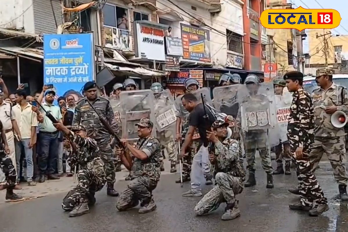 हजारीबाग में बीच सड़क पर पुलिस ने दागी गोलियां, बरसाए आंसू के गोले