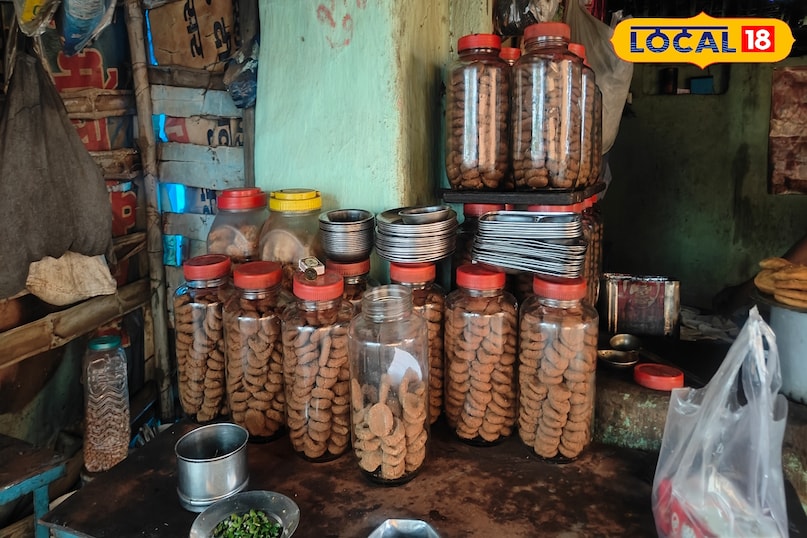 पेड़ा तैयार होने में 3 से 4 घंटे तक का लंबा समय लगता है. जिसके लिए सबसे पहले दूध को लकड़ी की धीमी आंच पर करीब 3 घंटे तक दूध खौलाया जाता है. जिसके बाद खोवा तैयार होने के दौरान इसमें चीनी और गुड़ दोनों को हल्की मात्रा में मिलाया जाता है. जिसके बाद पेड़ा तैयार हो जाता है. उन्होंने कहा कि चीनी और गुड़ दोनों मिलाने के कारण इसका स्वाद बढ़ जाता है. पेड़ा तैयार होने में 3 से 4 घंटे तक का लंबा समय लगता है. जिसके लिए सबसे पहले दूध को लकड़ी की धीमी आंच पर करीब 3 घंटे तक दूध खौलाया जाता है. जिसके बाद खोवा तैयार होने के दौरान इसमें चीनी और गुड़ दोनों को हल्की मात्रा में मिलाया जाता है. जिसके बाद पेड़ा तैयार हो जाता है. उन्होंने कहा कि चीनी और गुड़ दोनों मिलाने के कारण इसका स्वाद बढ़ जाता है.