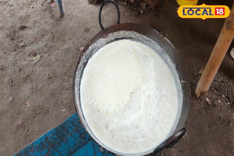 संचालक आनंद कुमार ने लोकल18 को बताया कि रोजाना लगभग 60 लीटर दूध से पेड़ा तैयार होता है. जो कि गांव से हीं भैंस और गाय के शुद्ध दूध को इकठ्ठा कर तैयार किया जाता है. उन्होंने बताया कि इस दुकान में न तो कोई बोर्ड लगा है. और न हीं कोई नाम है. लेकिन यहां के पेड़े का स्वाद लेने वाले इसके दीवाने जरूर बन जाते है. संचालक आनंद कुमार ने लोकल18 को बताया कि रोजाना लगभग 60 लीटर दूध से पेड़ा तैयार होता है. जो कि गांव से हीं भैंस और गाय के शुद्ध दूध को इकठ्ठा कर तैयार किया जाता है. उन्होंने बताया कि इस दुकान में न तो कोई बोर्ड लगा है. और न हीं कोई नाम है. लेकिन यहां के पेड़े का स्वाद लेने वाले इसके दीवाने जरूर बन जाते है.