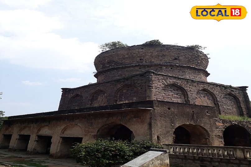 The sixth tomb This is the incomplete tomb of Mair Ahmed, also known as Nizamuddin Ahmed, is also called the incomplete tomb of Nizamuddin Ahmed. Instead, he was buried in Khuldabad. This is the only Qutub royal tomb on which the dome is not.