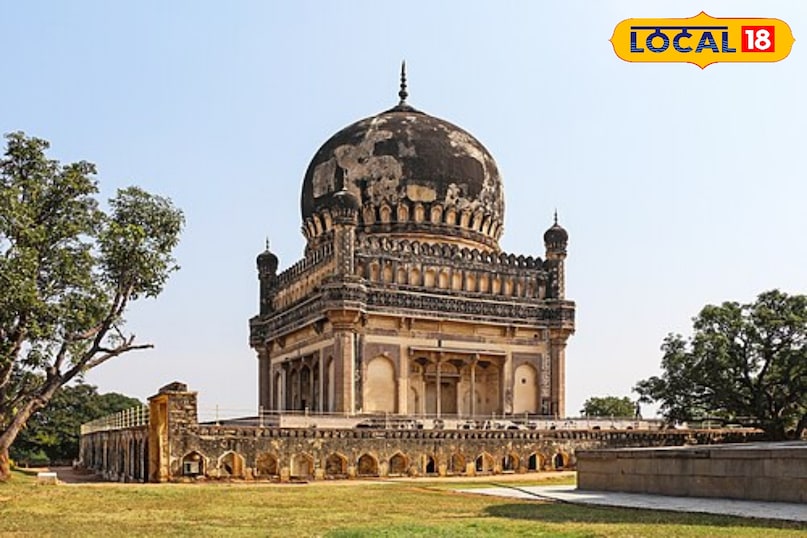 The fourth tomb was the fifth Sultan during the Tomb Muhammad Kuli Qutub Shah (1580–1612), the tomb of the fifth Sultan Muhammad Kuli Qutub Shah. His tomb is considered to be the most grand among the Qutub royal mausoleums. The tomb, built in 1602 AD, is on a roof of 65 square meters and is 4 meters high. A flight of stairs leads to the tomb. The tomb is in a vault under the roof.