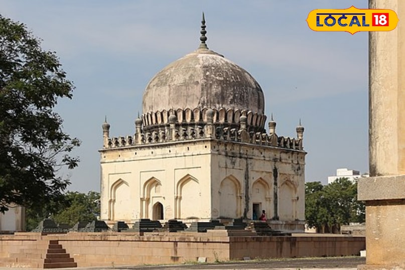 The first tomb is the tomb of Sultan Kuli Qutub-ul-Mulk, the first Sultan of Qutub Shahi, Sultan was the Sultan during the Quli Qutub-ul-Mulk (1518–1543). Their tomb, whose style sets an example for the mausoleums of their descendants, is on a high platform at a height of 30 meters (98 ft) in each direction. 