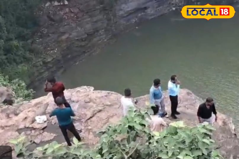 बैठने तक की नहीं है कोई व्यवस्था. बैठने तक की नहीं है कोई व्यवस्था.