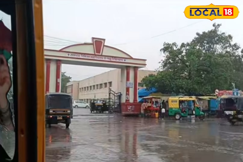 मेडिकल कॉलेज की पार्किंग में भरा पानी. मेडिकल कॉलेज की पार्किंग में भरा पानी.