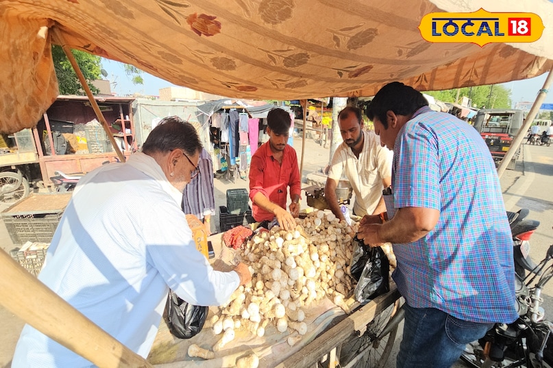 About 20 cart operators are selling in Barmer city About 20 cart operators are selling in Barmer city