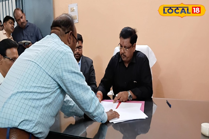 DM Sanjay Chauhan Success Story Tej Tara Dum Father Kisan Spontaneous Nature Experienced DM Uttar Pradesh Amethi News 18 Hindi DM Sanjay Chauhan Success Story Tej Tara Dum Father Kisan Spontaneous Nature Experienced DM Uttar Pradesh Amethi News 18 Hindi