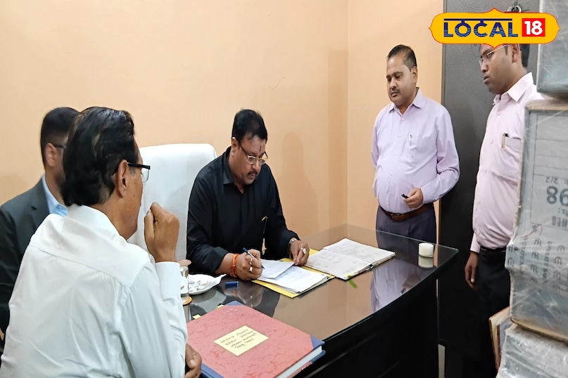 DM Sanjay Chauhan Success Story Tej Tara Dum Father Kisan Spontaneous Nature Experienced DM Uttar Pradesh Amethi News 18 Hindi DM Sanjay Chauhan Success Story Tej Tara Dum Father Kisan Spontaneous Nature Experienced DM Uttar Pradesh Amethi News 18 Hindi