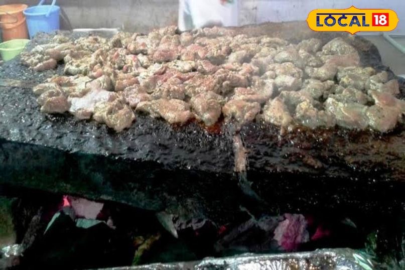 The stone meat stone meat was made during the 19th century during the hunting campaign of Mir Mehboob Ali Khan. There were no proper equipment during the hunting campaign. A stone slab was set on fire to make meat and when it was hot, the meat was cooked. The meat that was made on him liked the Nizam very much and was included in the Nizam's kitchen and the name of the stone given. Even today, it is liked by Hyderabad Charminar. The stone meat stone meat was made during the 19th century during the hunting campaign of Mir Mehboob Ali Khan. There were no proper equipment during the hunting campaign. A stone slab was set on fire to make meat and when it was hot, the meat was cooked. The meat that was made on him liked the Nizam very much and was included in the Nizam's kitchen and the name of the stone given. Even today, it is liked by Hyderabad Charminar.