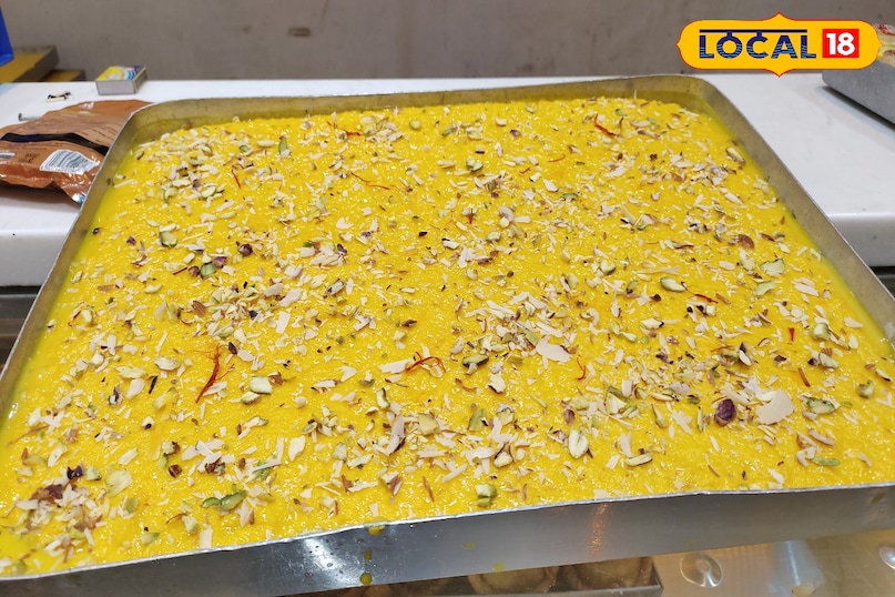 After cooling, garnishing is done with saffron, almonds, pistachios. After this, cut into small pieces and it is made available in a box according to the demand of the customer. He told that Kalakand is completely safe for 72 hours during cold days. Due to milk made from milk, it cannot be stored for long.  
