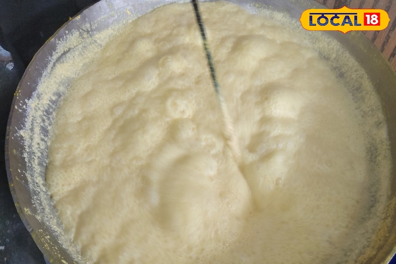 It takes 15 to 20 minutes to prepare Kalakand. Milk is coined on low and high flame as per the need. After this, by adding a small amount of alum, it is made granular and then put it in the tray and left to cool down. About 4 kg of Kalakand is prepared from about 15 kg of milk