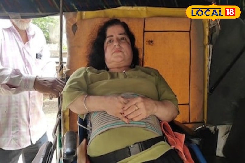 Teacher chandrakanta teaching on wheelchair, Chandrakanta Jethani Indore Teacher chandrakanta teaching on wheelchair, Chandrakanta Jethani Indore