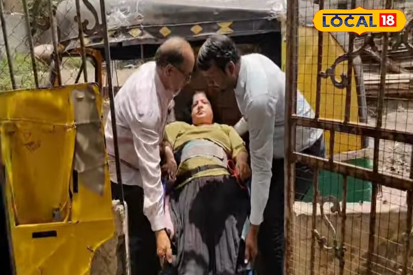 Teacher chandrakanta teaching on wheelchair, Chandrakanta Jethani Indore Teacher chandrakanta teaching on wheelchair, Chandrakanta Jethani Indore