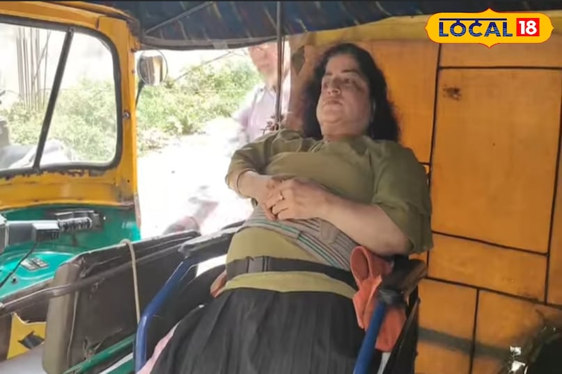Teacher chandrakanta teaching on wheelchair, Chandrakanta Jethani Indore