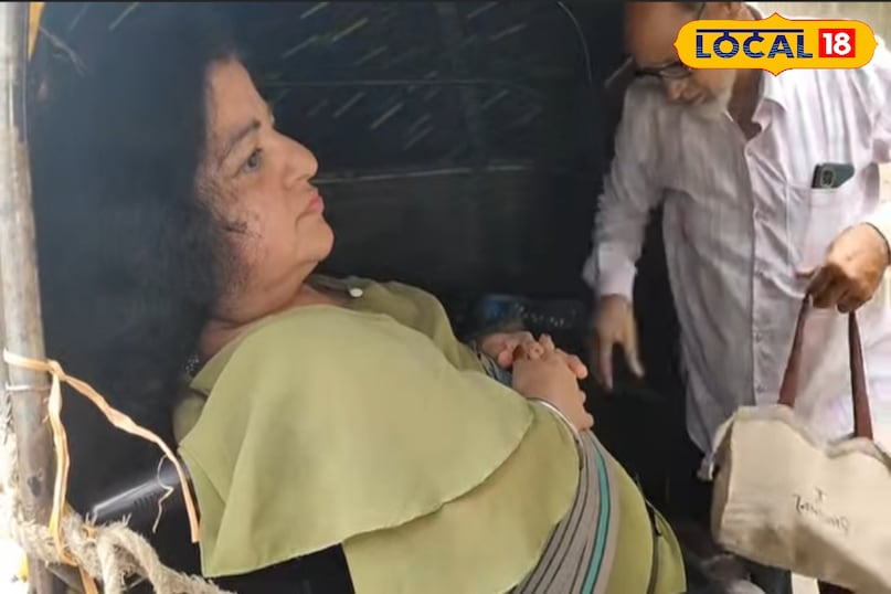 Teacher chandrakanta teaching on wheelchair, Chandrakanta Jethani Indore Teacher chandrakanta teaching on wheelchair, Chandrakanta Jethani Indore