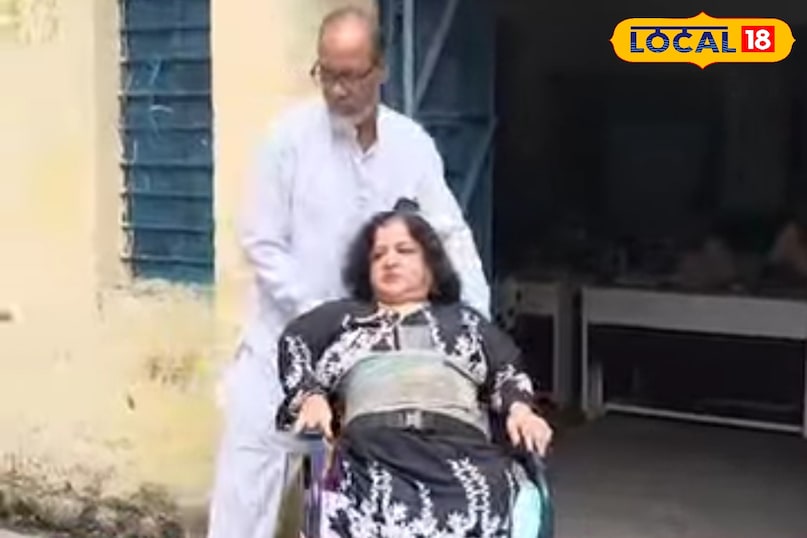 Teacher chandrakanta teaching on wheelchair, Chandrakanta Jethani Indore Teacher chandrakanta teaching on wheelchair, Chandrakanta Jethani Indore