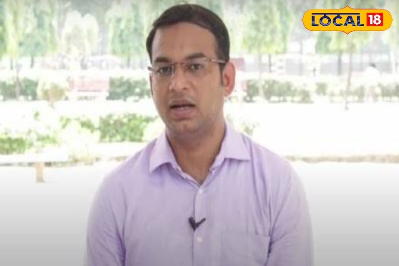 While being a city commissioner in Medininagar, Javed Hussain gave impetus to urban development, cleanliness campaign and administrative reforms. His style of work was prominent in transparency, public relations and technology. Now he is playing his role as Deputy Development Commissioner. 