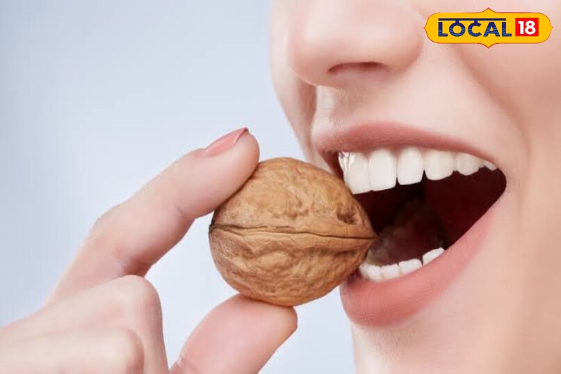 क्या सफेद दांत ही स्वस्थ होते हैं? दांतों का रंग उनकी सेहत का पूरा संकेत नहीं देता। कुछ लोगों के दांत प्राकृतिक रूप से हल्के पीले होते हैं, लेकिन वे पूरी तरह स्वस्थ हो सकते हैं। वहीं कुछ लोगों के दांत सफेद दिखने के बावजूद कैविटी या मसूड़ों की बीमारी से ग्रस्त हो सकते हैं। 